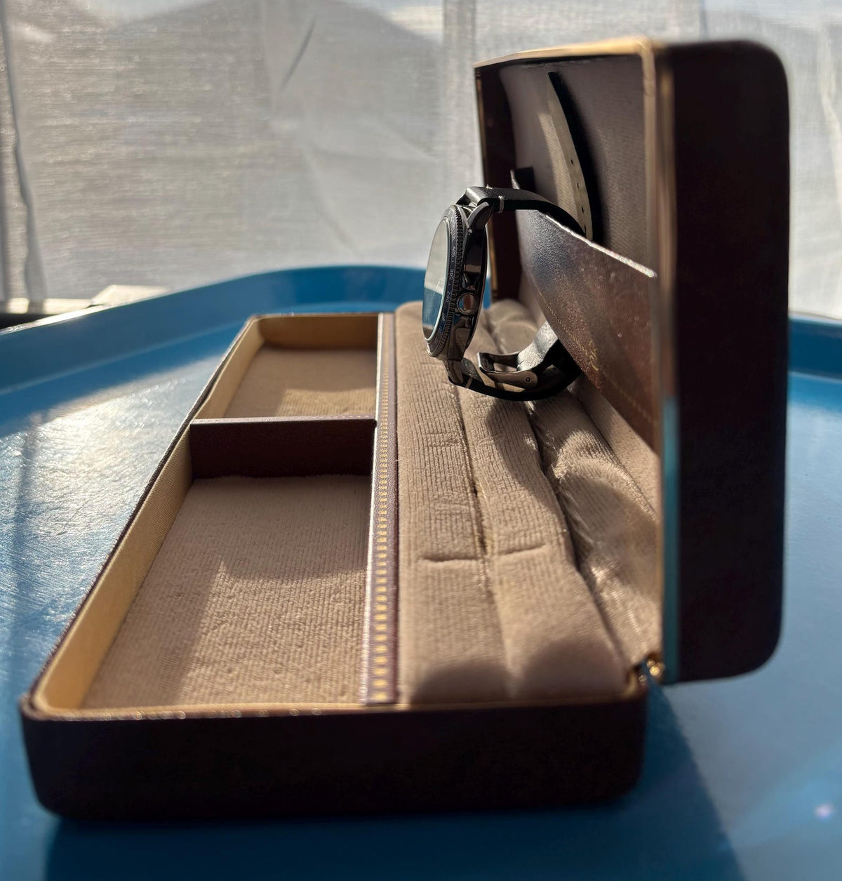 Shields clamshell Jewelry Case Brown Vinyl W/ Cream Velvet Interior 9-3/4” long x 3-7/8” wide x 1-5/8” deep Watch Holder Cufflink Storage